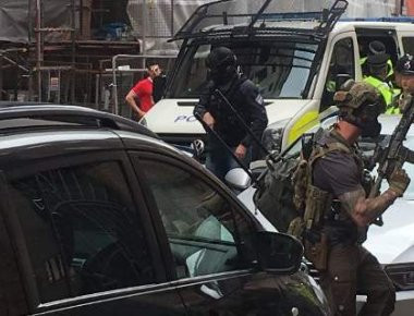 Επιδρομή της αστυνομίας σε διαμέρισμα στο κέντρο του Μάντσεστερ (φωτό)